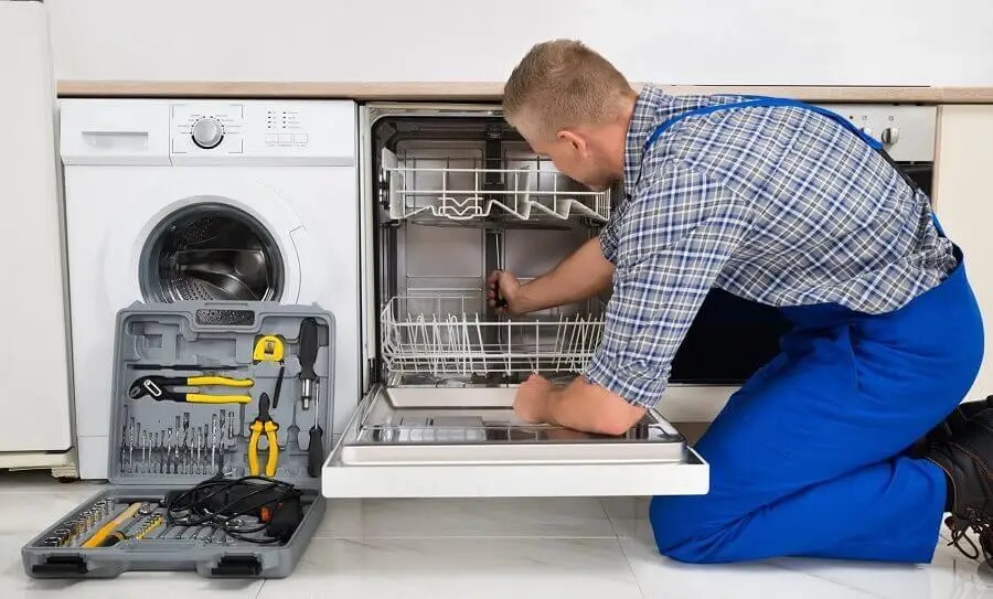 Gümüşova Airfel servisi teknisyen ekibi beyaz eşya tamiri yaparken